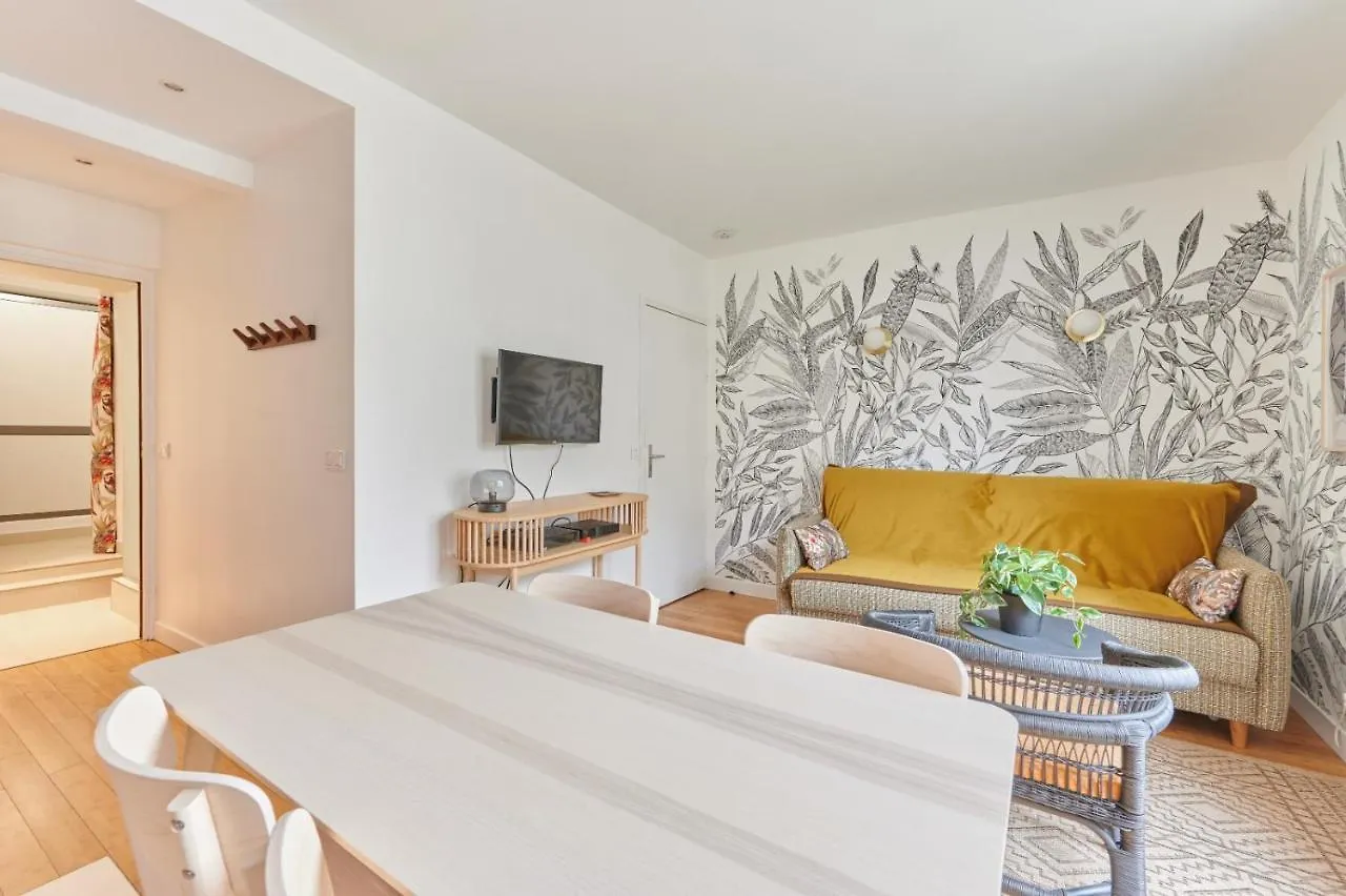 Rent A Room Apartments - Degas Paris France
