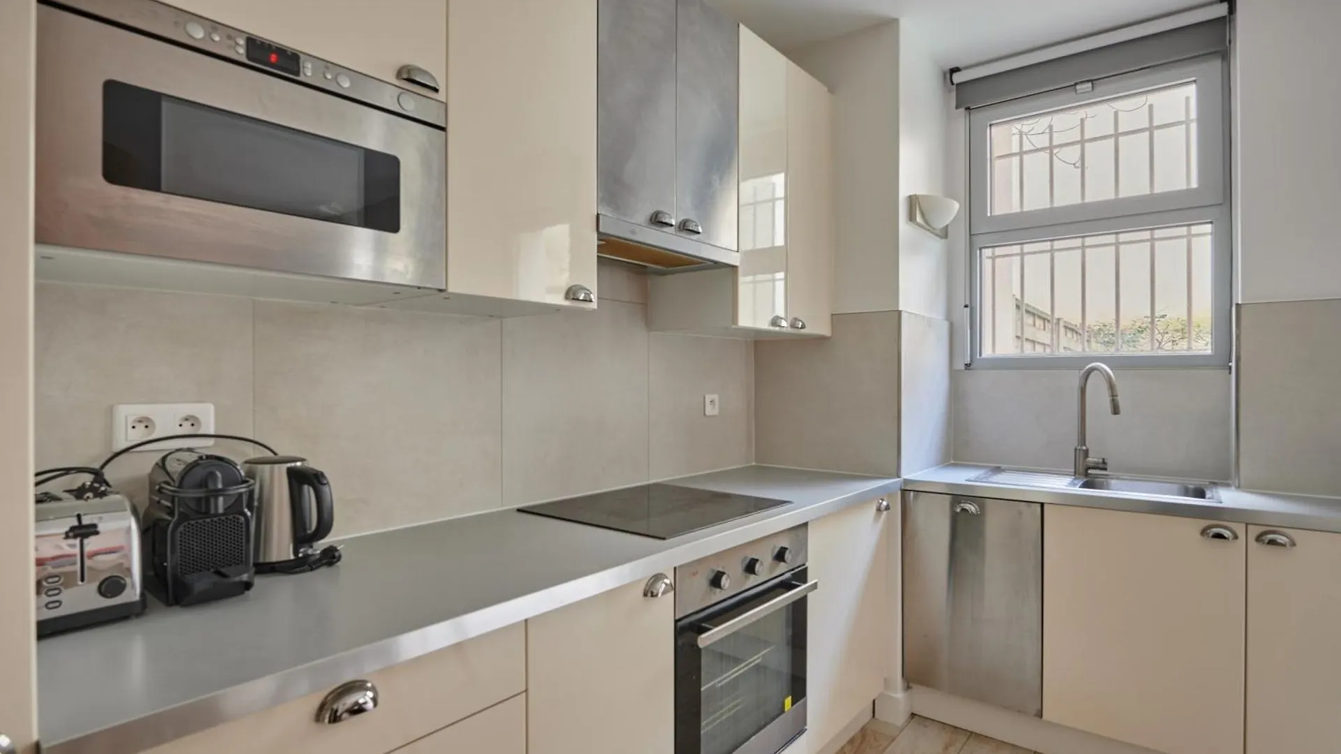 Rent A Room Apartments - Degas Paris