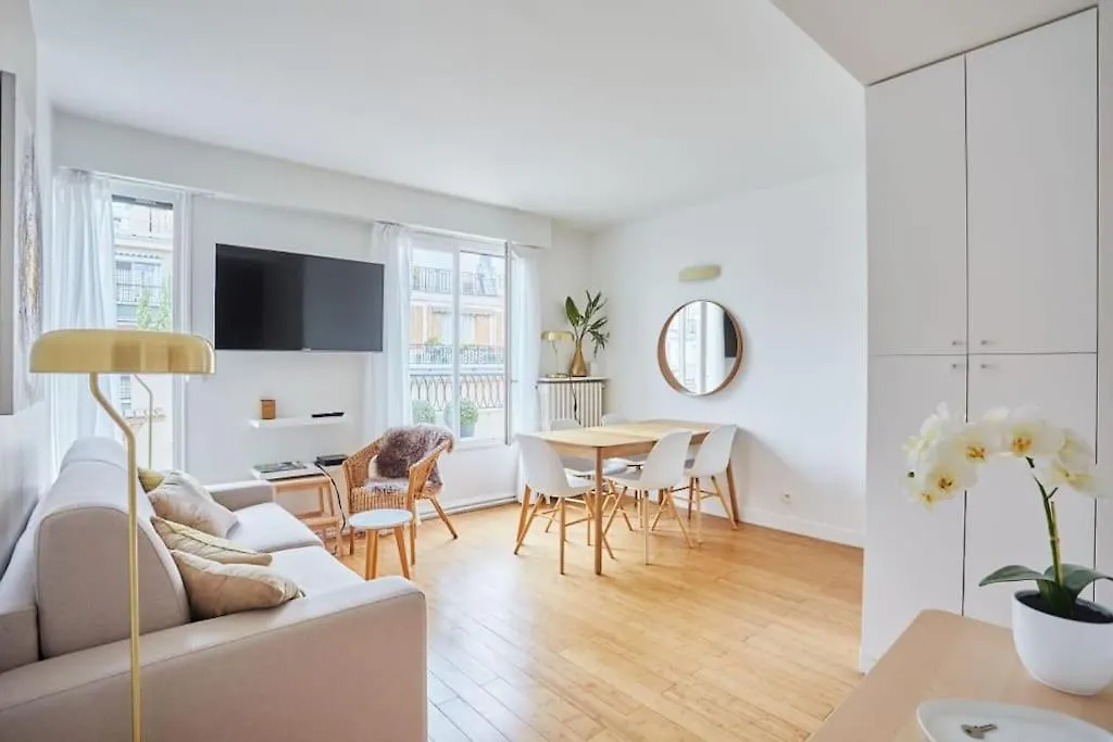 Rent A Room Apartments - Degas Paris France